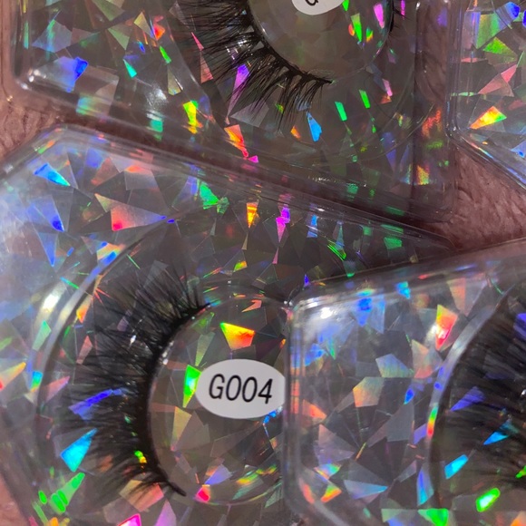 False Eyelashes - Picture 2 of 3